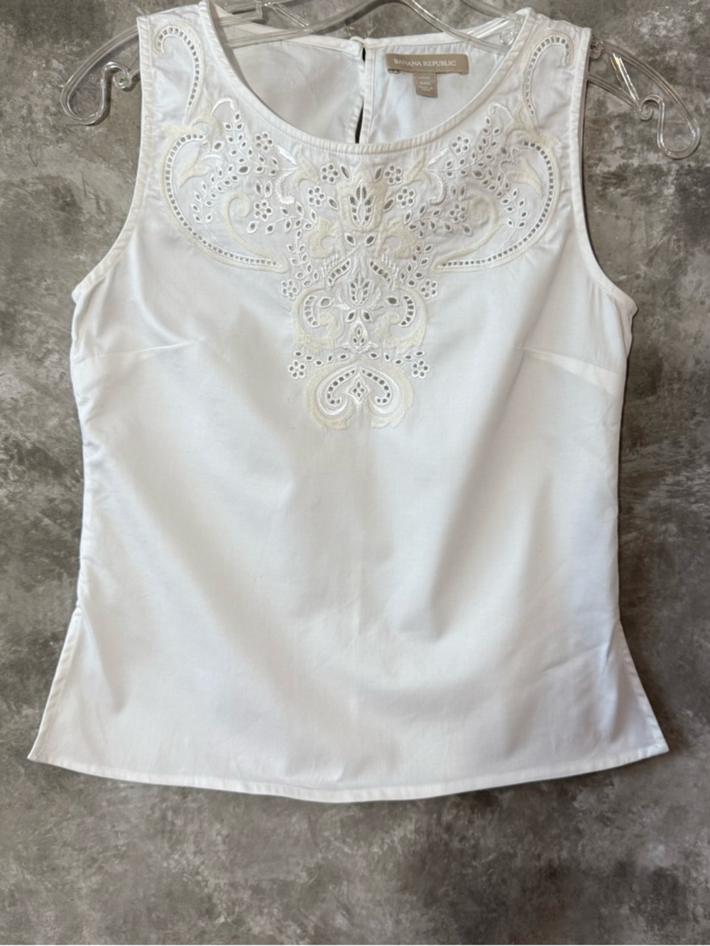 Banana Republic White Eyelet Embroidered Sleeveless Tank (love 20)
